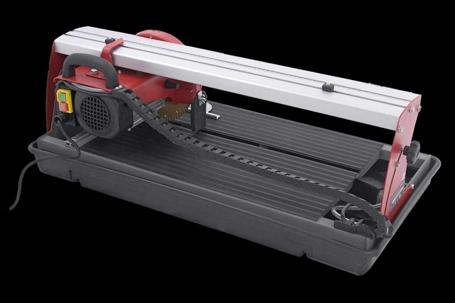 FLISKUTTER: Med en elektrisk fliskutter som denne, kan du enkelt skjære til fliser. FLISKUTTER: Med en elektrisk fliskutter som denne, kan du enkelt skjære til fliser.